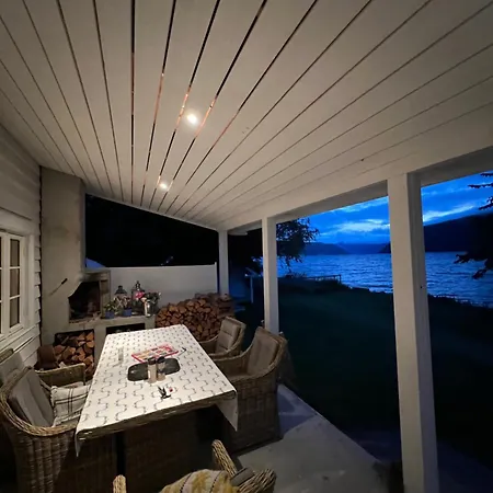 Charming House By The Fjord Vakantiehuis Stryn